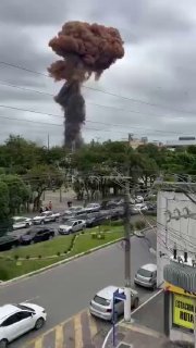 פיצוץ ענק שולח עמוד עשן לשמיים במפעל פלדה בוולטה רדונדה, ברזיל.