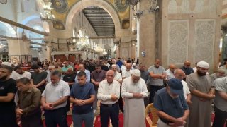 المصلون يؤدون العشاء في المسجد الأقصى رغم الأوضاع الأمنية