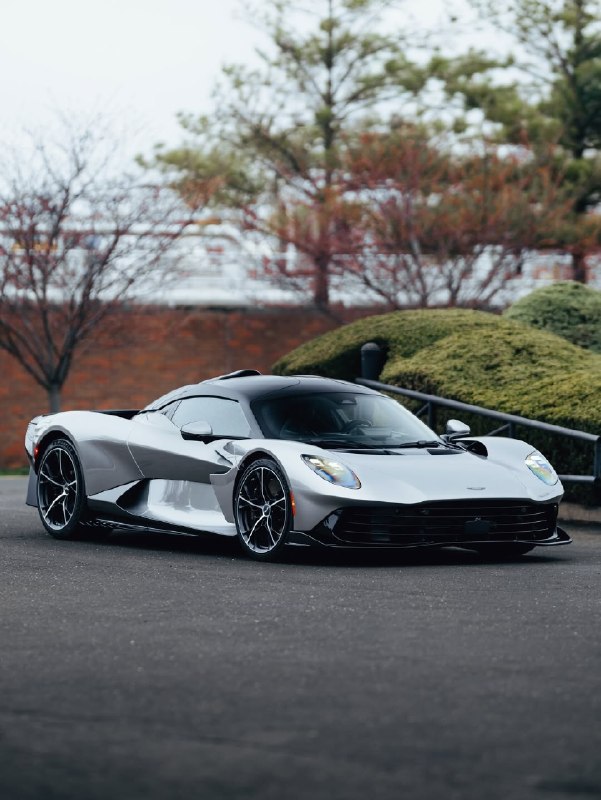 Первый среднемоторный суперкар Aston Martin 3
