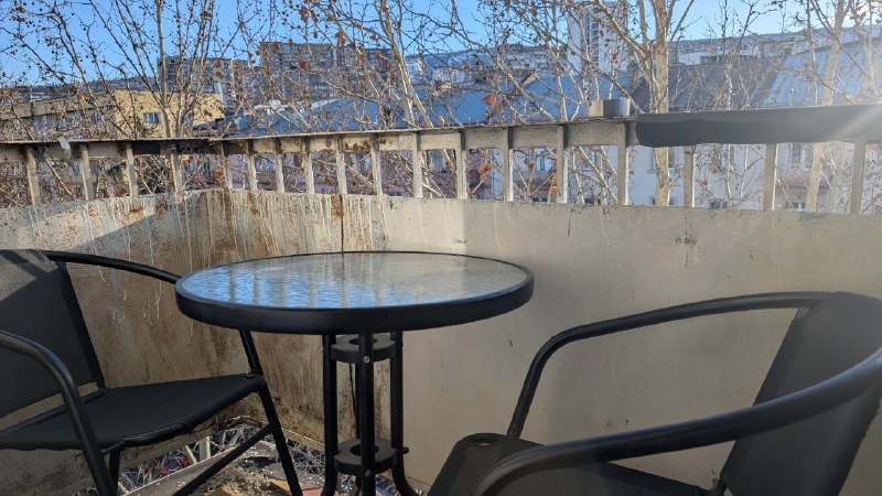 Набор садовой / балконной мебели, стеклянный стол и два стула, 65 лари. — фото 1