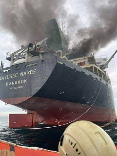 Таиландский сухогруз подвергся атаке в Ормузском проливеВ результате атаки у кормы, начался пожар в машинном отделении. На борту судна находились 23 человека, 20 из них спаслись, еще трое пропалиПо словам заместителя премьер-министра и министра транспорта 