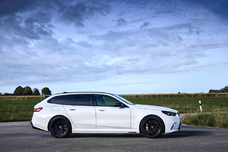 M5 Touring в цвете Alpine white 5