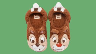 При производстве ни один бурундук не пострадалCrocs выпустили пару пушистых тапочек с Чипом и Дейлом. От обычных моделей они отличаются утеплённой обивкой и небольшими хвостиками сзади.В продаже с 27 января по 80 долларов (~6300 рублей).💼 Rozetked | Подпис