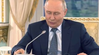Заявления Путина на встрече с руководителями информагентств:  ▪️ Россия не делала «никаких разворотов» в сторону Азии, базовый договор с Китаем был подписан ещё в 2001 году;  ▪️ Китай и Россия — «естественные партнёры». Москва и Пекин «дружат не против ког