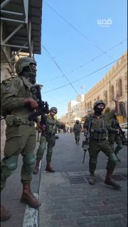 חיילי הכיבוש תוקפים עיתונאים זרים תוך כדי אבטחת הסתערות מתנחלים על העיר העתיקה בחברון.