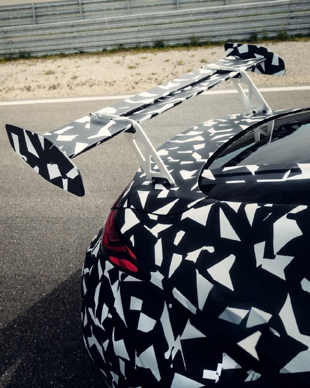 Mercedes-AMG показала новый CLE Mythos — эксклюзивное купе с вайбом настоящих Black Series. 4