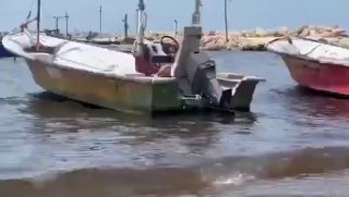 זיהום הנפט פגע בשטח של כ-32,000 מטרים רבועים מהאיים קשם והנגם של איראן, ופגע ביערות מנגרובים ובבתי גידול לצ…
