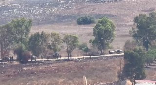 🚨כוח שבוי ישראלי הכולל מספר כלי רכב וחיילים מוצב על הכביש בין העיירה מייס אל-ג'בל לואדי אל-סלוקי.