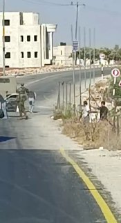 الاحتلال يحتجز شباناً ويغلق مدخل قرية المغير