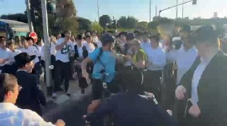 חרדים תקפו אזרח שעבר על אופניים במהלך חסימת הכביש. האירוע הסתיים כשהנוסע קיבל מכה ונפל לרצפה
