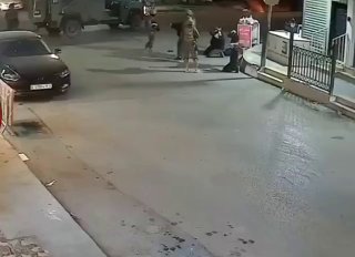 המשך: רגע מעצרו של הצעיר זיאד אל-עאמר, אחיהם של הקדושים איהם ואיסר, ממחנה ג'נין, במהלך ההסתערות על שכונת אל…