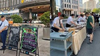 中国高端酒店在消费者缩食之际，纷纷放下身段“摆摊”自救综合路透社发自北京与新加波电稿指出，每到傍晚，北京北园大酒店的员工就会搭起街边摊位，售卖新鲜烹制的美食。他们试图以此弥补因中国消费者和企业削减差旅、会议和宴会开支而导致的室内营收下滑。👉 继续浏览后续：https://rfi.my/Bvt7.g