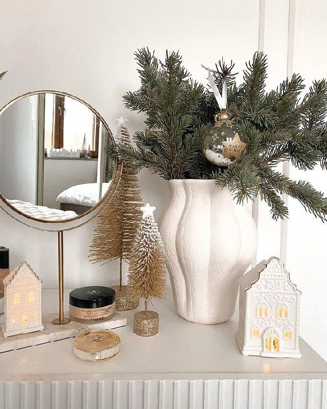 Волшебное новогоднее сочетание стильного белого, блестящего золотого и природного зеленого цвета в деталях праздничного интерьера Белый придают обр... - изображение 5 - белый, цвет, telegram