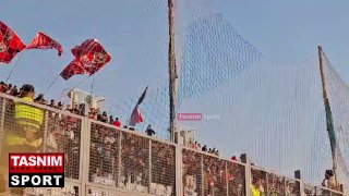 עקב הקיבולת המצומצמת של הבמות שהוקצו לצוות האורחת, ישבו מספר אוהדים לבושים אדומים על הבמות לצד אוהדי הטקסטי…