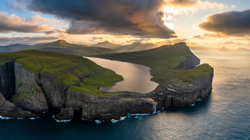 A lake above the oceanSørvágsvatn lake, island of Vágar, Faroe Islands, Denmark (© Anton Petrus/Getty Images)