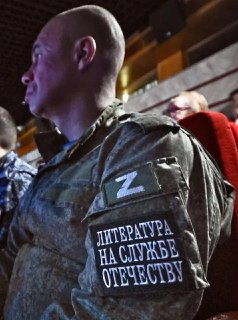 📖 Почему Z-проза никак не может занять место «лейтенантской», несмотря на госзаказ?Любой вооруженный конфликт требует отображения и осмысления в культуре. Текущее столкновение с Украиной не является исключением. Но осмысление — долгий процесс.То, что повес