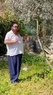 אישה הנושאת בגדים מחנות זארה שנבזזה במהלך הפגנות בצרפת מאתגרת גבר שמכנה את הגניבה "חראם", ואומרת לו שהיא יה…
