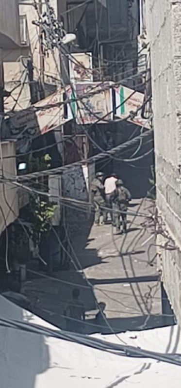 כוחות הכיבוש עצרו צעיר במהלך הסתערות על שכונת אל-ג'מאסין במחנה בלאטה, מזרחית לשכם.