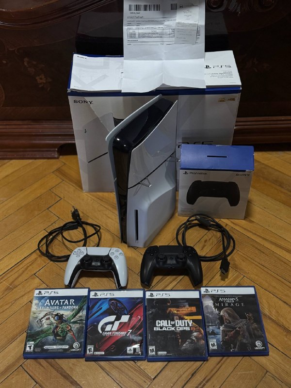 Продам Playstation 5 Slim Disk version в идеальном состоянии. В комплекте 2 джойстика, кабели, короб — фото 1