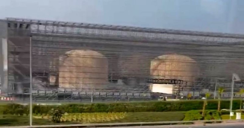 روزنامه دنیای اقتصاد: 📷 امارات برای حفاظت از مخازن سوخت ابوظبی در برابر پهپادها، حصارهای فلزی بزرگ نصب کرده است✅کانال رسمی روزنامه دنیای اقتصا