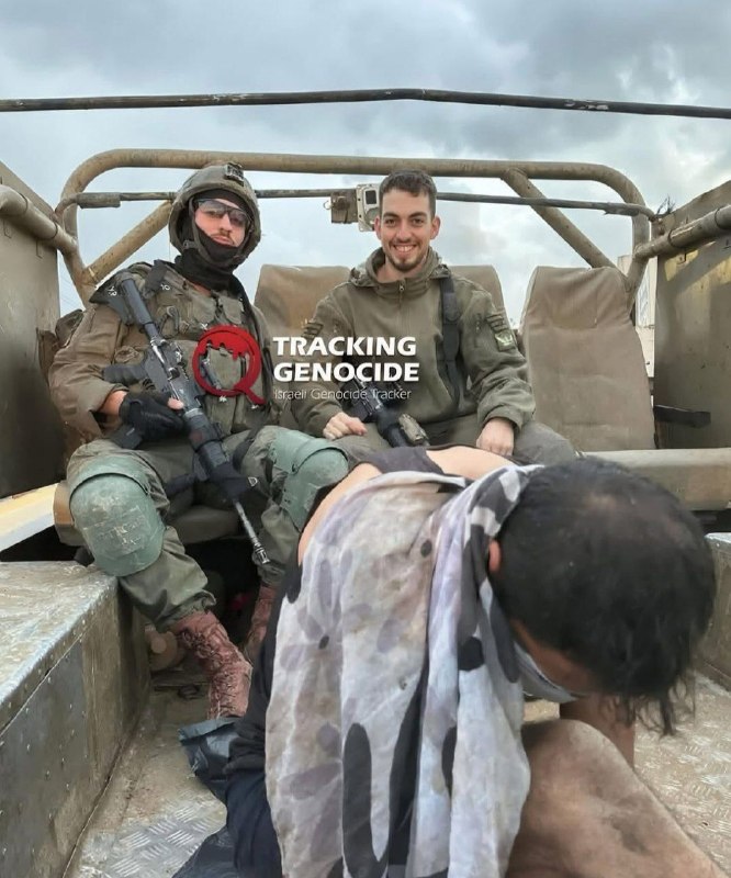 موقع يوثّق صورة لجنود إسرائيليين يقتادون أسيراً من غزة