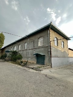 Hovli uy sotiladi