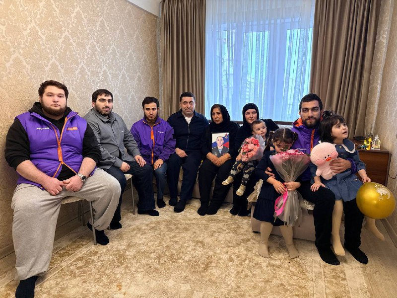 Камил Саидов в преддверии 8 марта посетил семью участника СВО фото