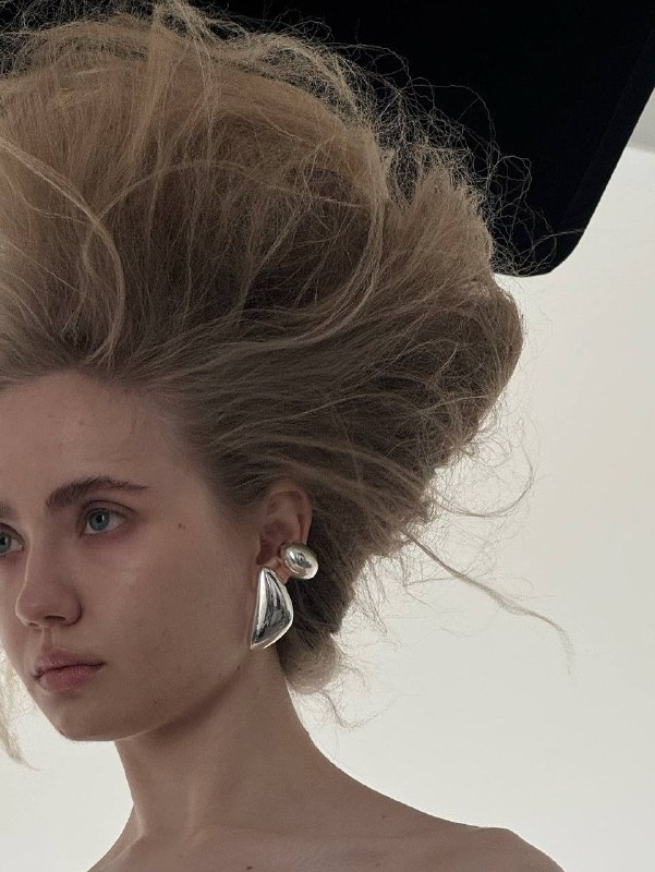 Как вам такие объемы? Весь день делали укладки с учениками на творческой съемке с фотографом Димой СухамераОчень жду готовый результат💔Как вам такие объемы? Весь день делали укладки с учениками на творческой съемке с фотографом Димой СухамераОчень жду готовый результат💔