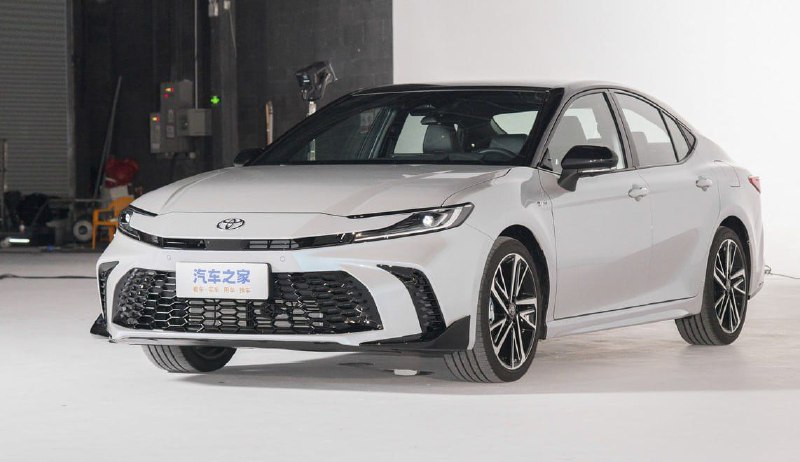 Раскрыта внешность базовой Toyota Camry нового поколения 2