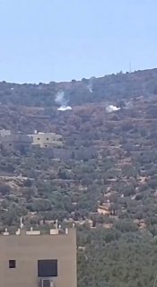 מתנחלים פותחים באש ומקיפים צעירים בתוך בתיהם, בעוד חיילי הכיבוש יורים פצצות גז מדמיע, בעיירה קוסרה, דרומית…