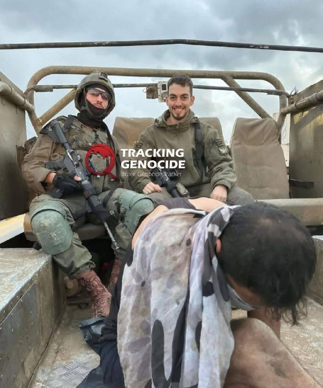 موقع يوثّق صورة لجنود إسرائيليين يقتادون أسيراً من غزة