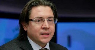 Задержан адвокат Александр Карабанов. Его подозревают в мошенничестве в особо крупном размере. Сейчас он на допросе у силовиков.  Осенью 2017 года он защищал бизнесмена Умара Джабраилова по делу о стрельбе в московском отеле. Среди клиентов также были влад