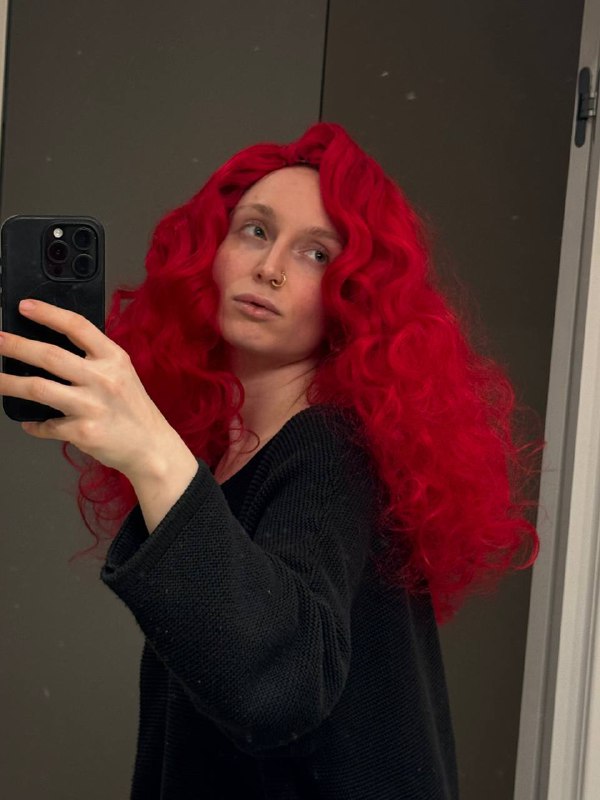 Парик для съемки к 14 февраляДля нашей съемки ко Дню всех влюбленных я решила использовать насыщено-красные волосы. Из доступных ко дню опций был только прямой искусственный парик. Стараюсь находить самые удобные «накрученные» варианты при покупке, но не в этот раз. Предо мной встала задача реализовать идею укладки с нуля. Напомню, волосы искусственные. Парик выглядел не капризным, но по итогу горячие инструменты не подошли для создания стойких локонов. Зато с помощью бигуди получилось создать кудри — пышные и очерченные.Процесс был не быстрым: я аккуратно завиваю прядь за прядью, добиваясь нужной текстуры — около 2 часов. Затем работа с вычесом с помощью большой щеткой с щетиной, в поисках идеального направления. В конце работы фиксация вычесанной формы у лица с помощью клеммов. На самой съемке изолируем волосы модели под капроновую шапочку.Парик для съемки к 14 февраляДля нашей съемки ко Дню всех влюбленных я решила использовать насыщено-красные волосы. Из доступных ко дню опций был только прямой искусственный парик. Стараюсь находить самые удобные «накрученные» варианты при покупке, но не в этот раз. Предо мной встала задача реализовать идею укладки с нуля. Напомню, волосы искусственные. Парик выглядел не капризным, но по итогу горячие инструменты не подошли для создания стойких локонов. Зато с помощью бигуди получилось создать кудри — пышные и очерченные.Процесс был не быстрым: я аккуратно завиваю прядь за прядью, добиваясь нужной текстуры — около 2 часов. Затем работа с вычесом с помощью большой щеткой с щетиной, в поисках идеального направления. В конце работы фиксация вычесанной формы у лица с помощью клеммов. На самой съемке изолируем волосы модели под капроновую шапочку.