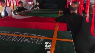 🎦 מטוסי קרב של הצבא ליוו את המטוס הנושא את גופת המנהיג המהפכן ההרוג סלמי ואת חללי משפחתו, רגע לפני כניסתו…