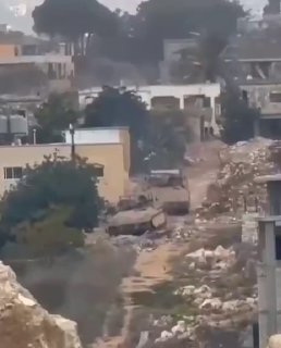 כלי רכב ישראלים נעים בעיירה זאוטאר שבמזרח העיר, במקביל לסחיטת מקלעים לעבר העיירה