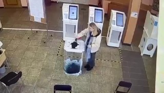 В Тюмени аптекарей попросили ограничить продажу зеленки на время выборов. В 2024 году ее выливали в урны с бюллетенямиСиловики рекомендовали аптекам Тюмени не продавать зеленку, йод и другие красящие средства в больших количествах во время выборов с 18 по 