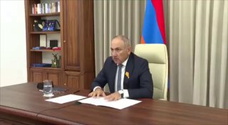 Никол Пашинян подал в отставку с поста премьер-министра Армении — вместе с ним полномочия сложил весь кабинет министров. Об этом он сообщил в соцсетях.Это формальная процедура после начала работы парламента нового созыва. Отставку правительства в первый де
