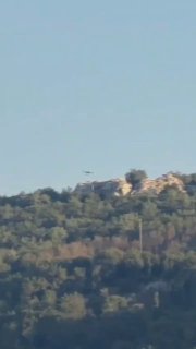 צעדה ישראלית משליכה פצצות נפץ ליערות העיירה בית יהון, דרומית ללבנון.