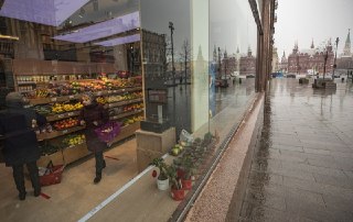 В российских торговых центрах выросла доля расходов на продукты и алкоголь⚪️ Что это значит. По данным управляющей ТЦ компании «Сампа», за год доля расходов на продукты выросла с 22% до 24%. Одновременно доля покупок непродовольственных товаров сократилась