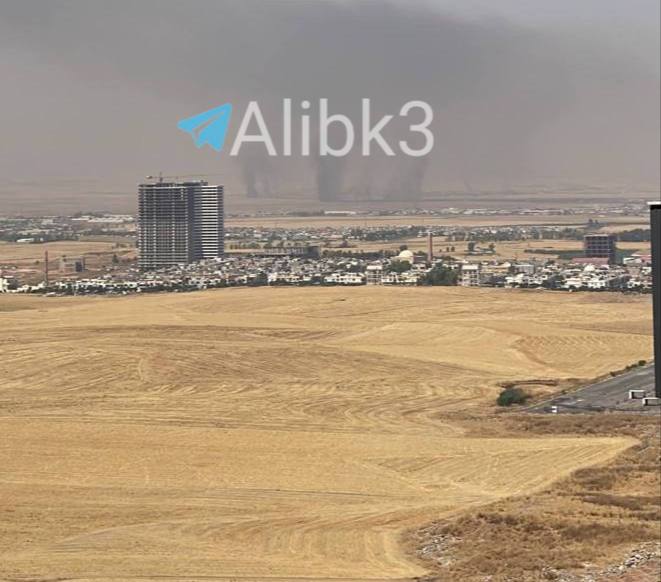 עשן מכסה את שמי ארביל לאחר מתקפת המל"ט האחרונה.