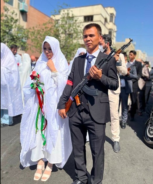 سوپاپ اطمینان: سخنان دختر جوان افغان بجای اینکه از طیاره مثل مترسک بالا بروید از کشور دفاع کنید فرار می کنید که زنان و دخترانتان را ببر