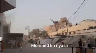הרגע שבו מטוס הכיבוש השמיד את מסגד "אל-תקווה" בסביבת אצטדיון ירמוך, בעיר עזה.
