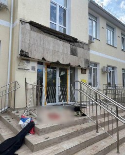 В Севастополе десять детей пострадали при обрушении балкона в школе, куда они вышли сфотографироваться, сообщил губернатор.Мать одного из 11-классников расскзаала Shot, что делать фото на балконе — ежегодная традиция. Сегодня выпускники собрались там всем 