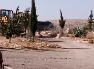 דחפור של צבא הכיבוש סוגר את הכביש המוביל לבית משפחת "אל-ג'בארין" לאחר שהיה נתון להתקפות עזות של מתנחלים, בכ…