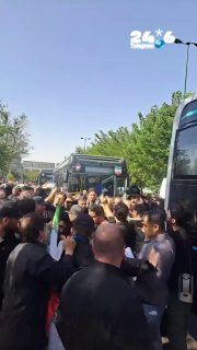 🇮🇱 מפקד משמרות המהפכה אחמד וחידי מקבל טרמפ לעקוף את העומסים בתהלוכה.