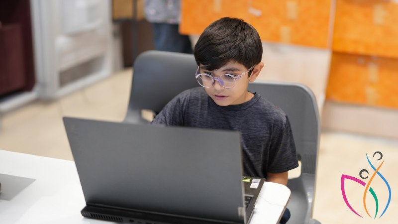 آکادمی یاسان: خان آکادمی (Khan Academy) چه رازی رو درباره یادگیری بچه‌ها کشف کرده؟ 🧠✨شاید اسم «خان آکادمی» رو شنیده باشید. یه پلتفرم آ