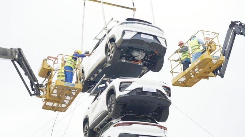 Chery соорудила башню из семи кроссоверов, скопировав рекламную компанию Volvo 2