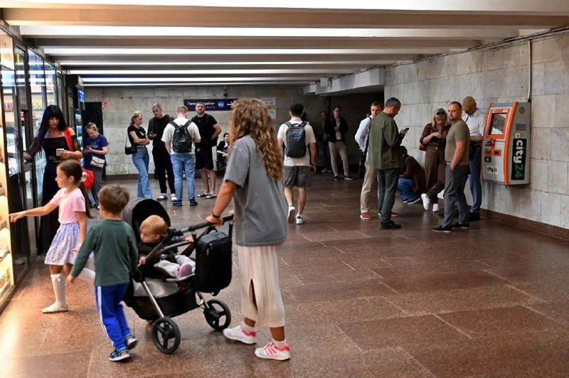 התמונות הראשונות מציגות נזק לגשר הדרומי של קייב לאחר שביתות לילה רוסיות כפו הגבלות תנועה ושיבשו את השירות ב…