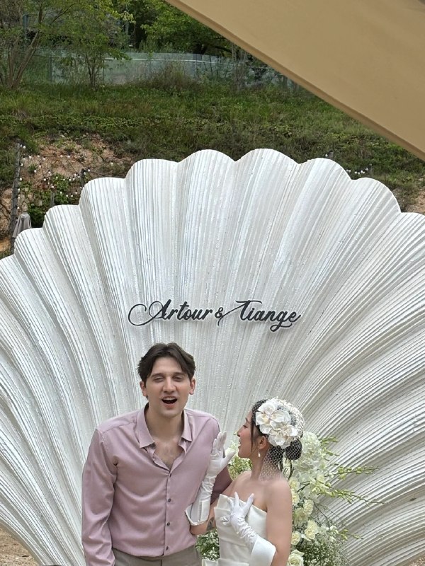 Dota2 Live: Congratulations to Rtz and Dove!ترجمه Gemini:‏تبریک به ⁦Rtz⁩ و ⁦Dove⁩!توضیحات:Happy Marriage, Rtz & Dove! What a lovely 