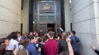 Началось заседание по возможному снятию «Яблока» с выборов. У здания Верховного суда собралось около 500 человек, которые пришли поддержать партию. Внутрь их не пустили. Неподалёку замечен автозак